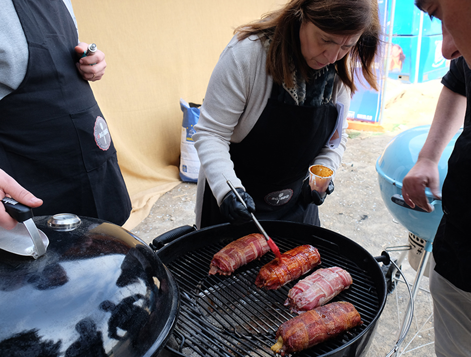 I dettagli sono tutti: una corsista colta mentre spennella i bacon bomb explosion!