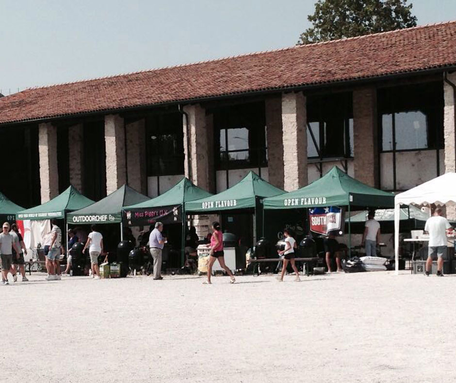 Una panoramica della manifestazione, che si è tenuta nella corte del Museo delle Mille Miglia di Brescia!