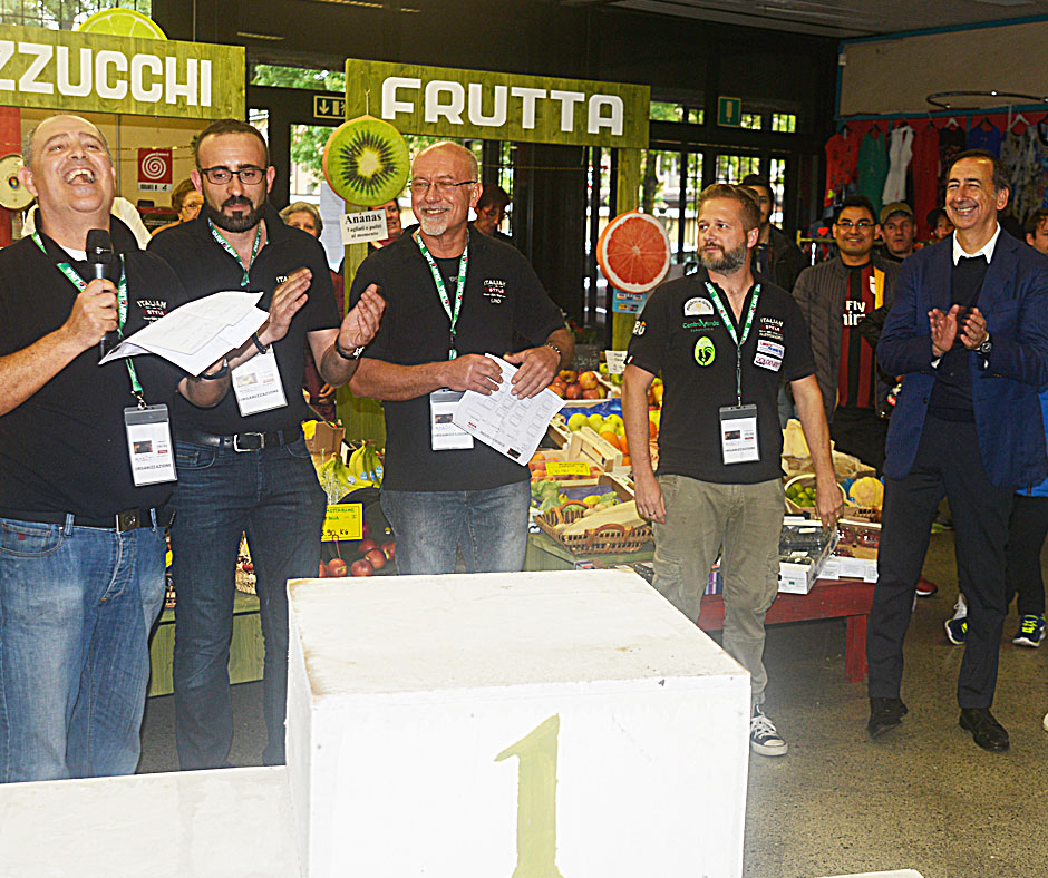 Italian Style BBQ Team - da sinistra Andrea Martucci, Pietro Tebano, Lino De Cet, Alessandro Pavanello e il sindaco di Milano, Beppe Sala