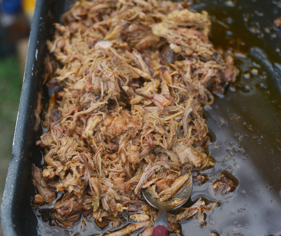 Una teglia con il succulento pulì pork