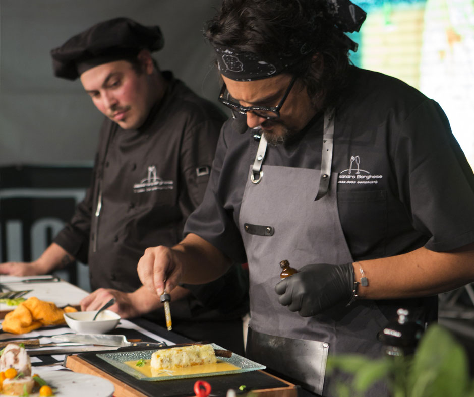 Un particolare: Alessandro Borghese mentre “lavora” uno dei piatti protagonista del live cooking.